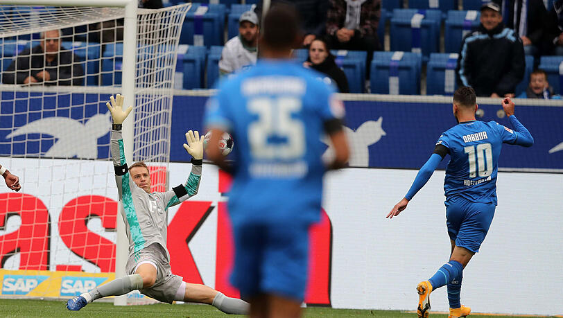 Hoffenheims zweiter Streich: Munas Dabbur (r.) lässt mit seinem Lupfer Bayern-Torwart Manuel Neuer keine Chance – 2:0. Hoffenheims zweiter Streich: Munas Dabbur (r.) lässt mit seinem Lupfer Bayern-Torwart Manuel Neuer keine Chance – 2:0.