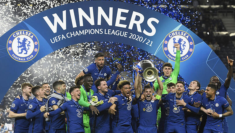 Champions-League-Party vor Fans: Chelseas Mannschaftskapitän Cesar Azpilicueta stemmt die Trophäe in die Luft.