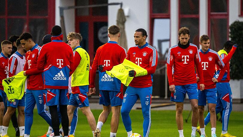 Die Mannschaft des FC Bayern nimmt auf dem Vereinsgelände an der Säbener Straße am Training teil.