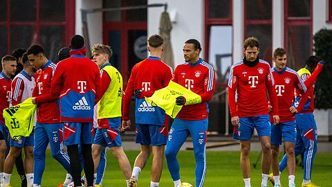 Die Mannschaft des FC Bayern nimmt auf dem Vereinsgelände an der Säbener Straße am Training teil.