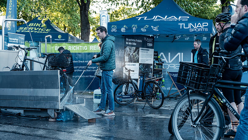 Besucher lassen sich die kostenlose Fahrradreinigung nicht entgehen. Besucher lassen sich die kostenlose Fahrradreinigung nicht entgehen.