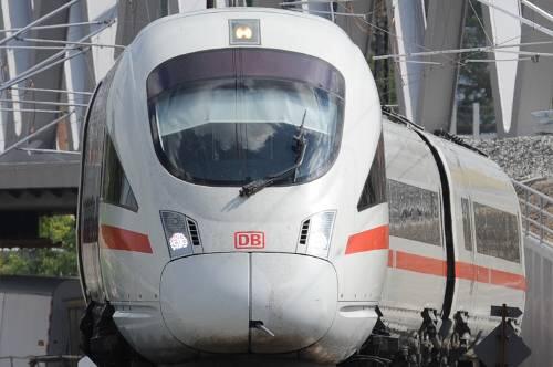 Ein ICE-T fährt in Dresden-Neustadt ein.