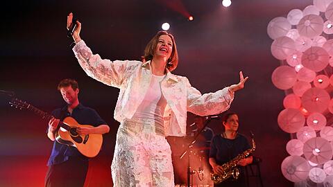 Wilhelmine auf der B&uuml;hne der Muffathalle. Mit Songs &uuml;ber Selbstbestimmung, die Beziehung zu ihrer Mutter oder das Heimweh einer Freundin ber&uuml;hrt sie ihr Publikum.