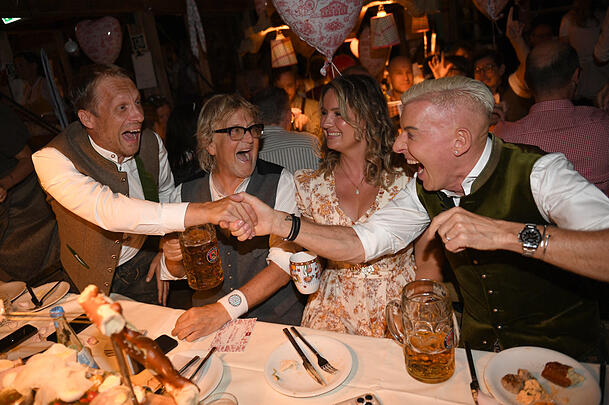 Feierten am Samstagabend ausgelassen im Käferzelt: Oliver Pocher (l-r), Marin Krug, Martina Nicia und H. P. Baxxter. Feierten am Samstagabend ausgelassen im Käferzelt: Oliver Pocher (l-r), Marin Krug, Martina Nicia und H. P. Baxxter.