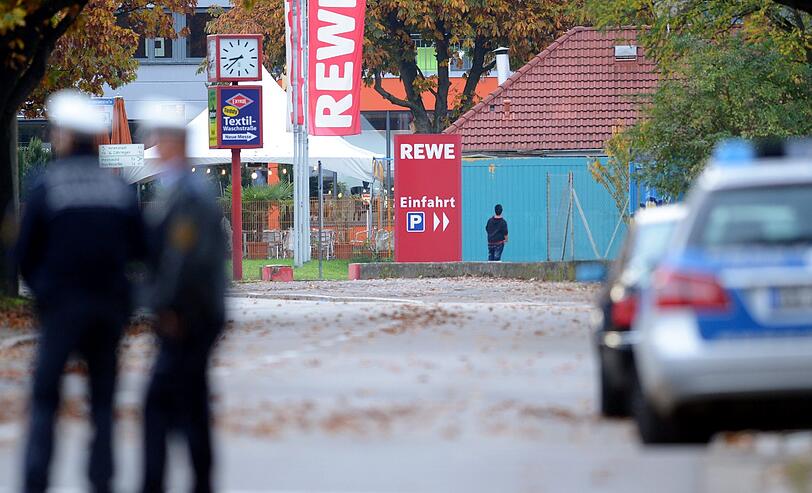 Mit erhobenen Händen kommt ein Mann auf die SEK-Beamten zu, im Hintergrund lauern Heckenschützen der Polizei. Die Beamten nehmen den Mann fest, es ist aber nicht der Täter, der sich in einem Imbiss in Freiburg veschanzt hat.