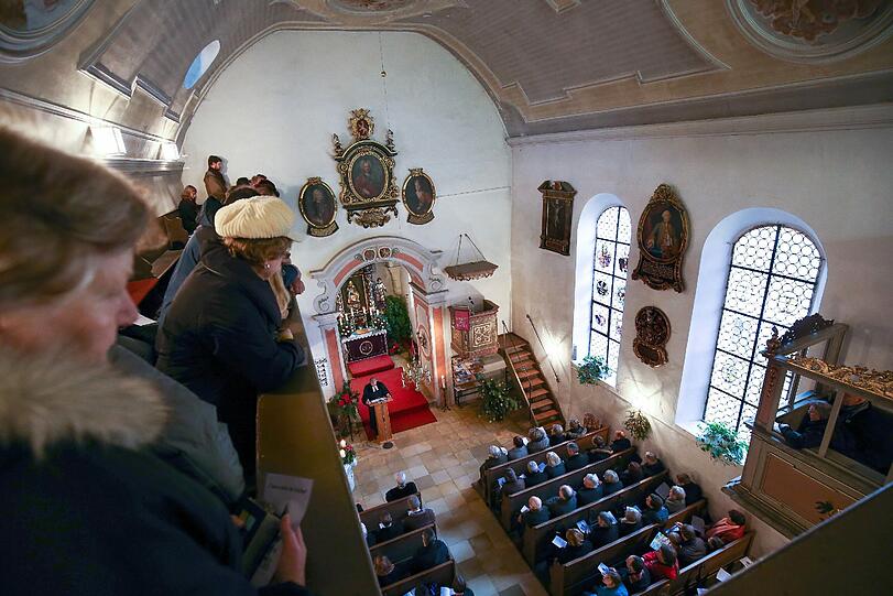 Nach den Brandanschlägen auf Asylbewerber-Unterkünfte haben die Menschen in Vorra eine Menschenkette und einen Solidaritätsgottesdienst unter dem Motto "Vorra setzt ein Zeichen" veranstaltet.