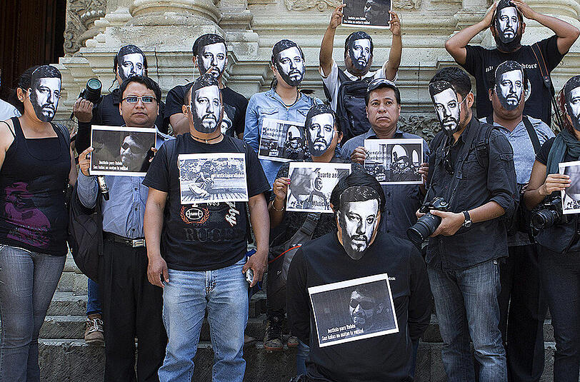 Sie könnten die nächsten Todesopfer sein: Mexikanische Pressefotografen protestieren mit Masken ihres ermordeten Kollegen Ruben Espinosa gegen die vielen Morde an Journalisten.