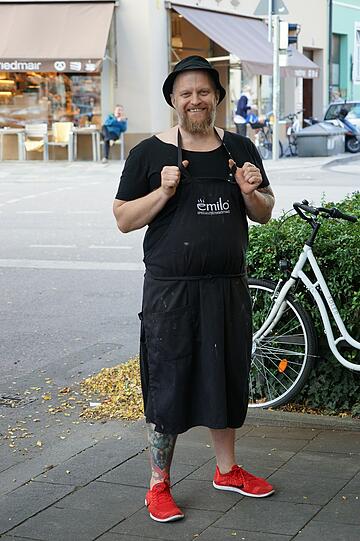&bdquo;Mehr Brauchtum&ldquo; Barista Anton Toni Filser (44): &bdquo;Ich wünsche mir die Wiesn friedlich und ohne Schlägerei. Es wäre schön, wenn es ein bissl ruhiger wäre mit mehr bayerischem Charme. Mich regt es auf, dass jeder Zipfel mit einem 70-Euro-Dirndl oder Lederhosn rumläuft. Ich wünsche mir mehr Brauchtum und dass die Leute friedlich miteinander umgehen. Ich gehe am liebsten ins Festzelt vom Käfer, weil es da gesittet zugeht und das Essen gut schmeckt.&ldquo;