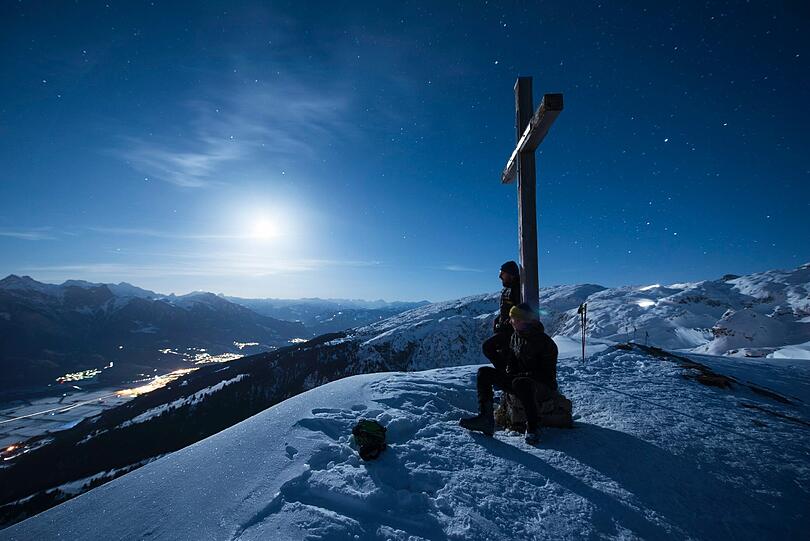 Zwei Skifahrer genißen den Ausblick vom Gipfel des Garmils (2003 Meter über Meereshöhe) in Vilters-Wangs in der Schweiz.