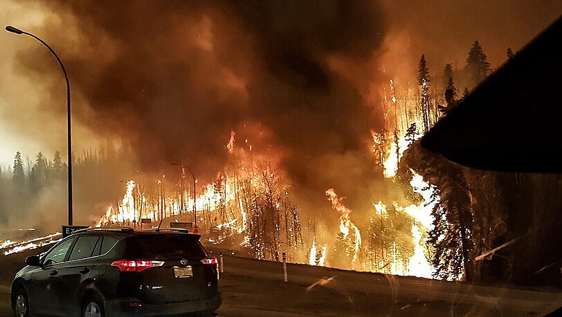 Wegen schwerer Waldbrände haben Behörden im kanadischen Fort McMurray den Notstand ausgerufen. Wegen schwerer Waldbrände haben Behörden im kanadischen Fort McMurray den Notstand ausgerufen.