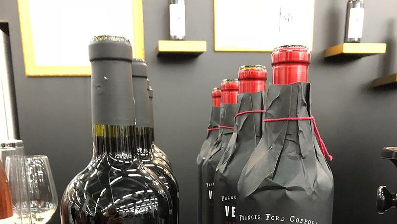 2016 Diamond Collection Claret (Black Label), Geyserville, für 36,50 Euro (l., der hier verköstigt worden ist) und 2015 Vendetta für 27,50 Euro. 2016 Diamond Collection Claret (Black Label), Geyserville, für 36,50 Euro (l., der hier verköstigt worden ist) und 2015 Vendetta für 27,50 Euro.