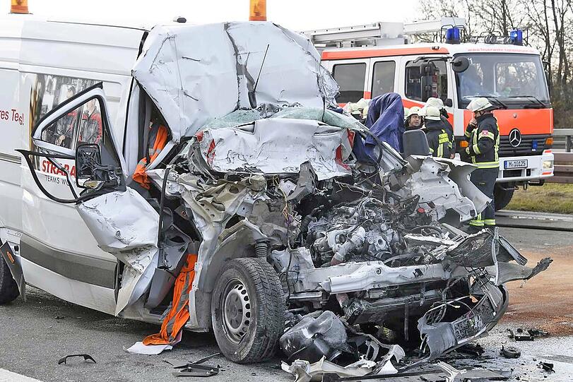Der Fahrer des Kleintransporters starb bei dem Unfall. Die Bilder vom Unfallort auf der A99.