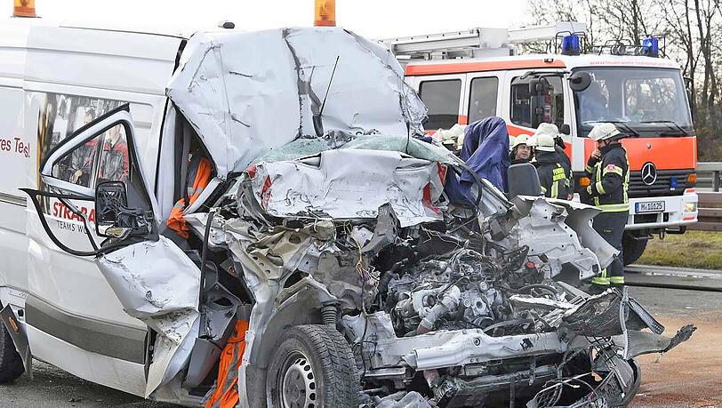 Der Fahrer des Kleintransporters starb bei dem Unfall. Die Bilder vom Unfallort auf der A99.