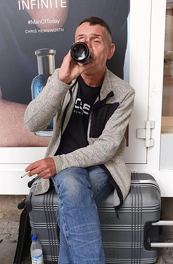 Jörg nimmt das Alkoholverbot nicht sonderlich ernst.