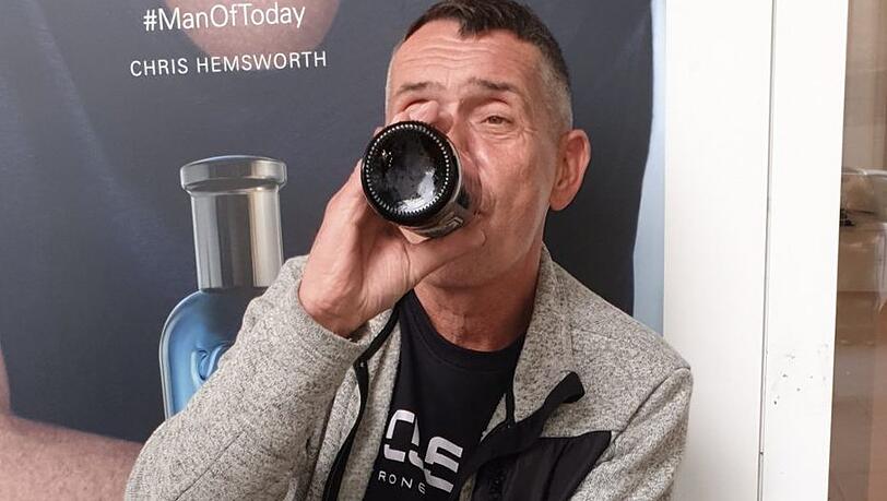 Jörg nimmt das Alkoholverbot nicht sonderlich ernst. Jörg nimmt das Alkoholverbot nicht sonderlich ernst.