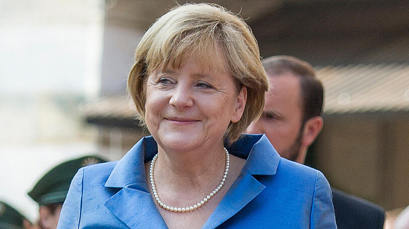 2013 gewinnt Angela Merkel die dritte Bundestagswahl. CDU/CSU und SPD haben sich auf eine Koalitionsregierung verständigt.