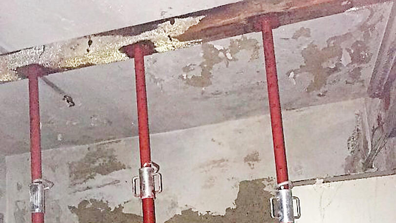 Nicht mehr ganz tragfest: Der Keller muss bereits abgestützt werden.