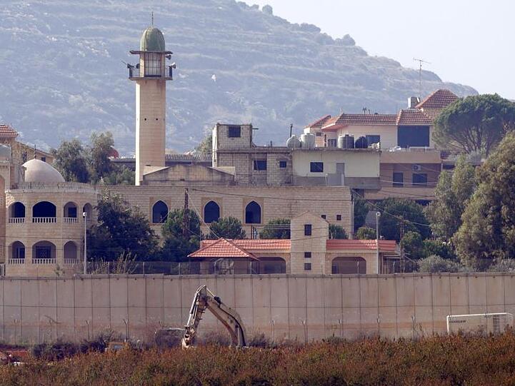 Ein israelischer Militärbagger arbeitet an der Grenze zum Libanon. Die israelische Armee hat nach eigenen Angaben einen "grenzquerenden Angriffstunnel" der libanesischen Schiitenmiliz Hisbollah unter der israelisch-libanesischen Grenze gefunden.