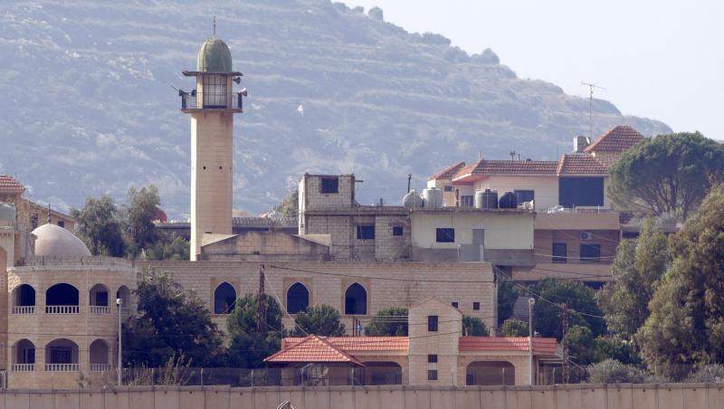 Ein israelischer Militärbagger arbeitet an der Grenze zum Libanon. Die israelische Armee hat nach eigenen Angaben einen "grenzquerenden Angriffstunnel" der libanesischen Schiitenmiliz Hisbollah unter der israelisch-libanesischen Grenze gefunden. Ein israelischer Militärbagger arbeitet an der Grenze zum Libanon. Die israelische Armee hat nach eigenen Angaben einen "grenzquerenden Angriffstunnel" der libanesischen Schiitenmiliz Hisbollah unter der israelisch-libanesischen Grenze gefunden.