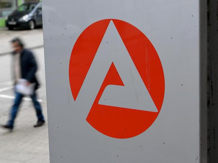 Die Gesamtzahl der Arbeitslosen liegt bei 2,216 Millionen.
