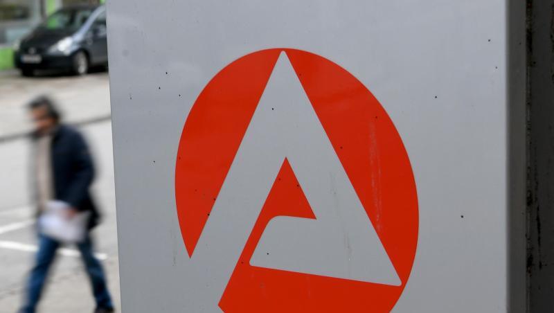 Die Gesamtzahl der Arbeitslosen liegt bei 2,216 Millionen. Die Gesamtzahl der Arbeitslosen liegt bei 2,216 Millionen.