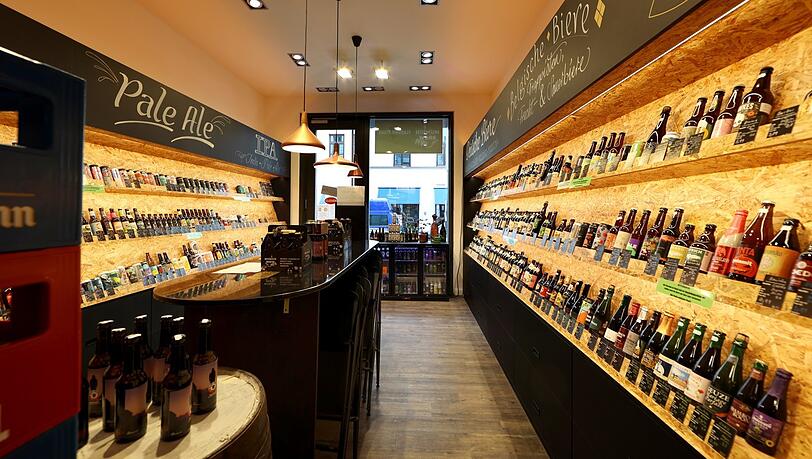 In der Bierothek gibt es mehr als 300 verschiedene Biere. Ein Paradies! Fotos Sigi Müller 25.11..21 In der Bierothek gibt es mehr als 300 verschiedene Biere. Ein Paradies! Fotos Sigi Müller 25.11..21