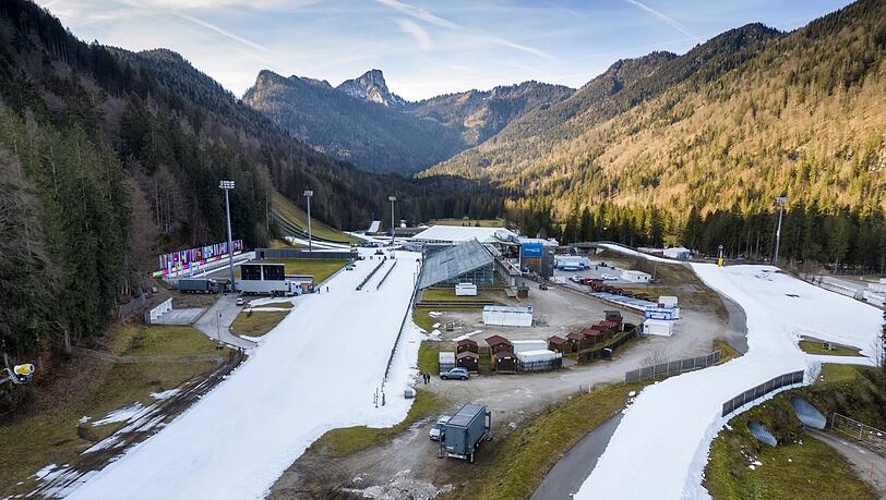 Weißes Band im grünen Chiemgau: Der Biathlon-Weltcup findet dank "Snow Farming" statt.