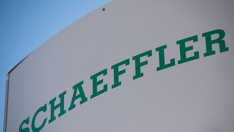 Vor dem Eingang des Schaeffler-Werks steht ein Schild mit dem Logo des Unternehmens.