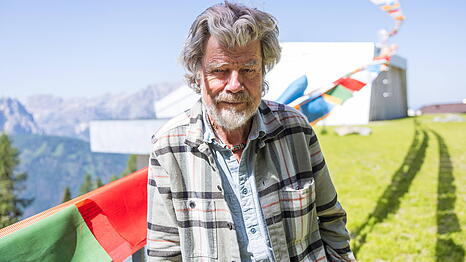 Reinhold Messner zählt zu den bekanntesten Bergsteigern. Der 80-Jährige schätzt und fürchtet die Natur gleichermaßen.