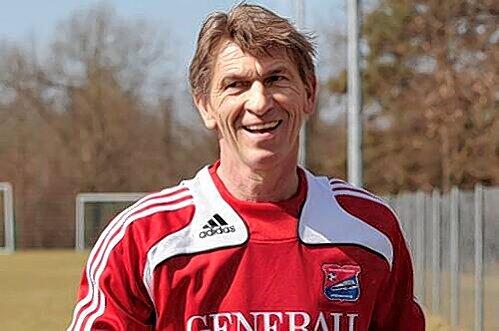 Trainer Klaus Augenthaler darf sich freuen: Es geht weiter mit der SpVgg Unterhaching.