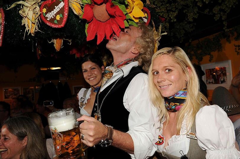 Thomas Gottschalk ist mit zwei Bedienungen und der Dekoration im Hippodrom beschäftigt