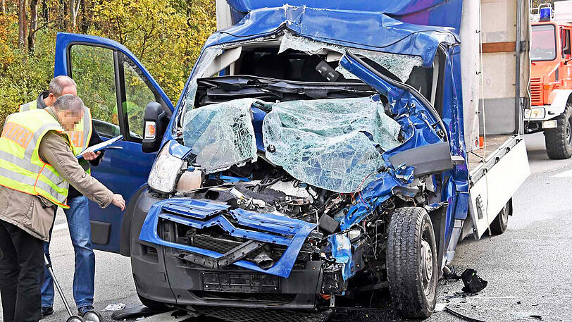 Ein Kleintransporter krachte auf der A99 in Höhe Haar in einen Sattelzug. Mehrere Feuerwehren, Rettungsdienste und ein Rettungshubschrauber waren im Einsatz. Die A99 war voll gesperrt.