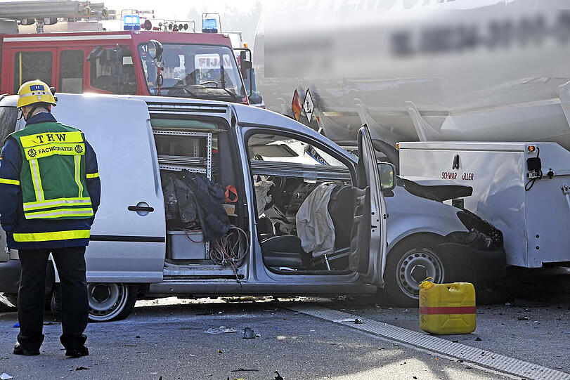 Unfall auf der A99 bei Haar/Vaterstetten: Ein Caddy fuhr auf einen Lkw auf.