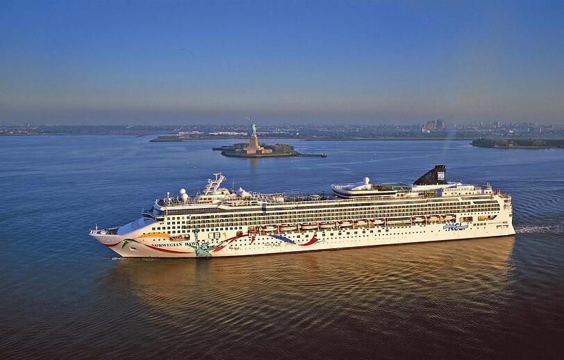 New York: Die Norwegian Dawn steuert auf den Hafen von New York zu.