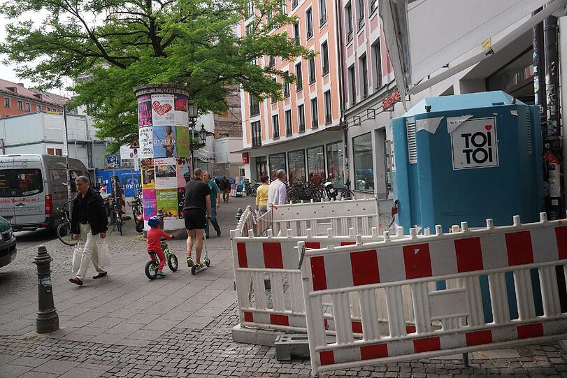Ein Dixi-Klo wie hier rechts im Bild, musste eine Familie ein Jahr lang benutzen, weil ihr der Abwasserkanal still gelegt wurde.