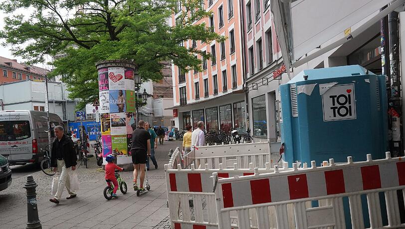 Ein Dixi-Klo wie hier rechts im Bild, musste eine Familie ein Jahr lang benutzen, weil ihr der Abwasserkanal still gelegt wurde. Ein Dixi-Klo wie hier rechts im Bild, musste eine Familie ein Jahr lang benutzen, weil ihr der Abwasserkanal still gelegt wurde.