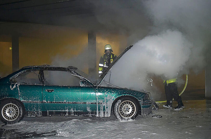 Bilder vom Feuerwehreinsatz im Westend: In einem Parkhaus stand ein 3er BMW in Flammen.
