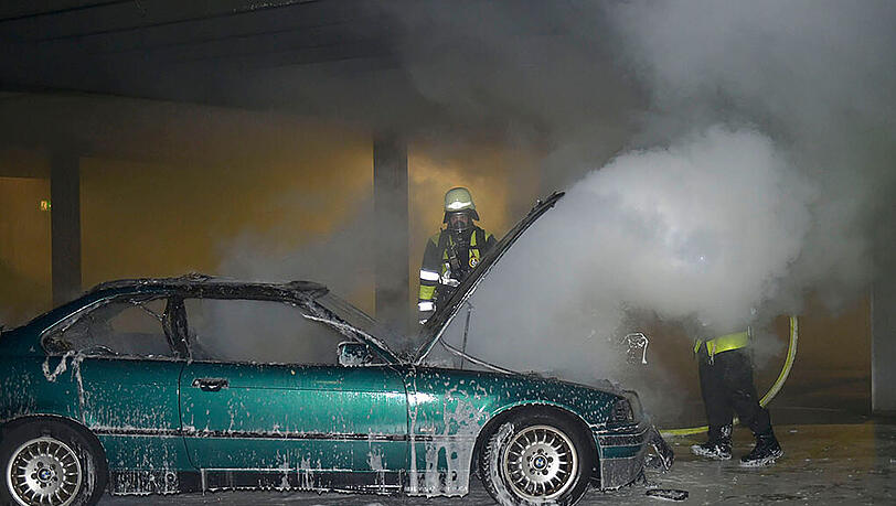 Bilder vom Feuerwehreinsatz im Westend: In einem Parkhaus stand ein 3er BMW in Flammen. Bilder vom Feuerwehreinsatz im Westend: In einem Parkhaus stand ein 3er BMW in Flammen.