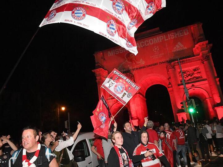 Fans des FC Bayern München feiern auf der Leopoldstraße. Foto: Felix Hörhager/dpa