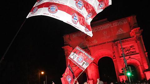 Fans des FC Bayern München feiern auf der Leopoldstraße. Foto: Felix Hörhager/dpa