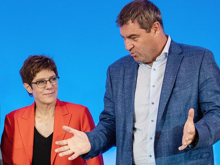 Annegret Kramp-Karrenbauer (l) und Markus Söder stehen vor einer gemeinsamen Klausur nebeneinander. Foto: Robert Michael/zb/dpa