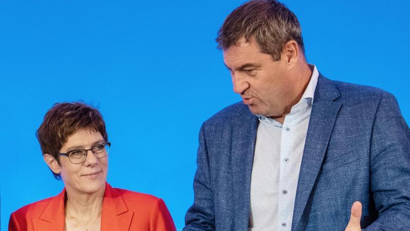 Annegret Kramp-Karrenbauer (l) und Markus Söder stehen vor einer gemeinsamen Klausur nebeneinander. Foto: Robert Michael/zb/dpa Annegret Kramp-Karrenbauer (l) und Markus Söder stehen vor einer gemeinsamen Klausur nebeneinander. Foto: Robert Michael/zb/dpa