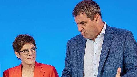 Annegret Kramp-Karrenbauer (l) und Markus Söder stehen vor einer gemeinsamen Klausur nebeneinander. Foto: Robert Michael/zb/dpa