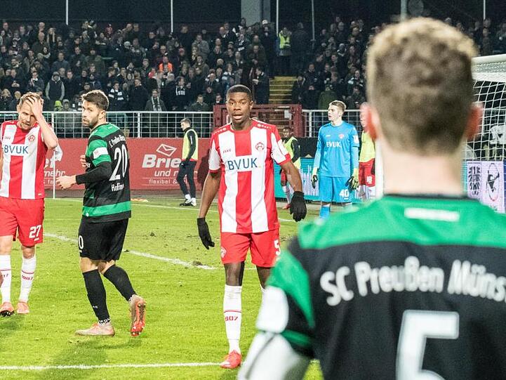 Leroy Kwadwo (M.) von den Würzburger Kickers war rassistisch beleidigt worden.