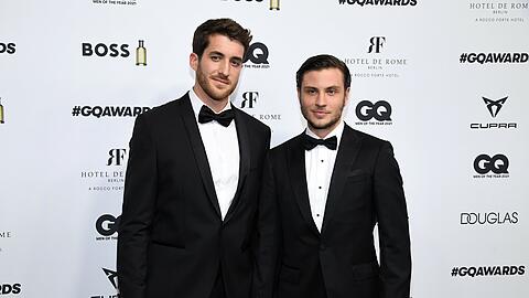 Jannik Schümann und Freund Felix Kruck bei einer Preisverleihung