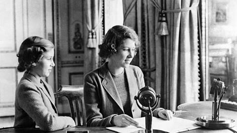 Die 14 Jahre alte Prinzessin Elizabeth (r.) und ihre Schwester Prinzessin Margaret nach der Ansprache während der Radiosendung "Children's Hour" auf Schloss Windsor.