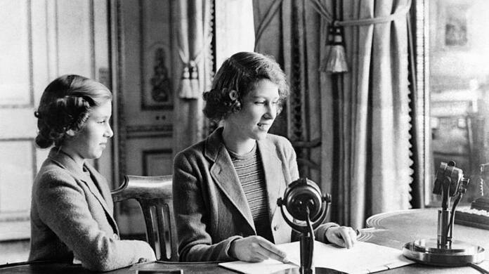 Die 14 Jahre alte Prinzessin Elizabeth (r.) und ihre Schwester Prinzessin Margaret nach der Ansprache während der Radiosendung "Children's Hour" auf Schloss Windsor.