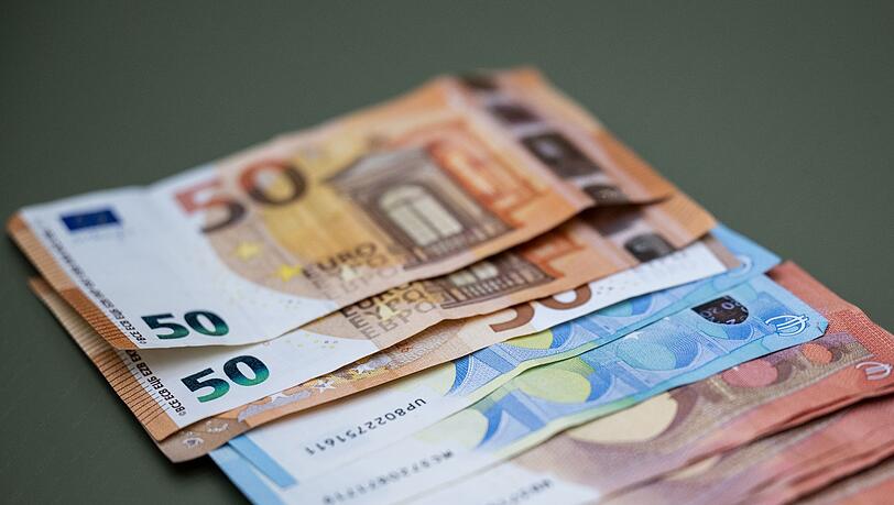 Zahlreiche Euro-Banknoten liegen auf einem Tisch. Zahlreiche Euro-Banknoten liegen auf einem Tisch.