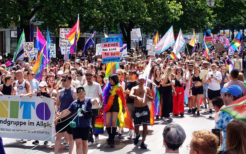 Abertausende nehmen wieder bunt und friedlich an der CSD-Parade in München teil.