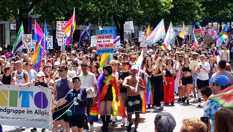 Abertausende nehmen wieder bunt und friedlich an der CSD-Parade in München teil.